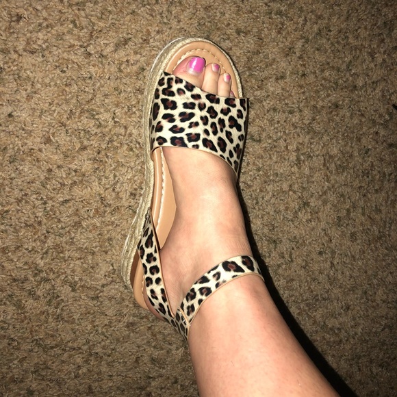 SIZE 9 Leopard / cheetah espadrilles - Picture 2 of 4